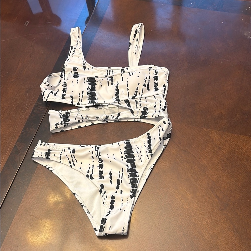 SWIM SUIT FOR EVERYBODY - Black and White Abstract Bikini Set